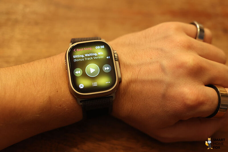 Man sieht die Musikfunktion auf der Apple Watch Ultra.